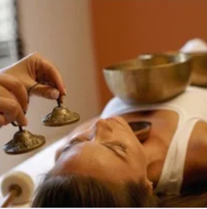 Massage sonore aux bols tibétains posés sur le corps